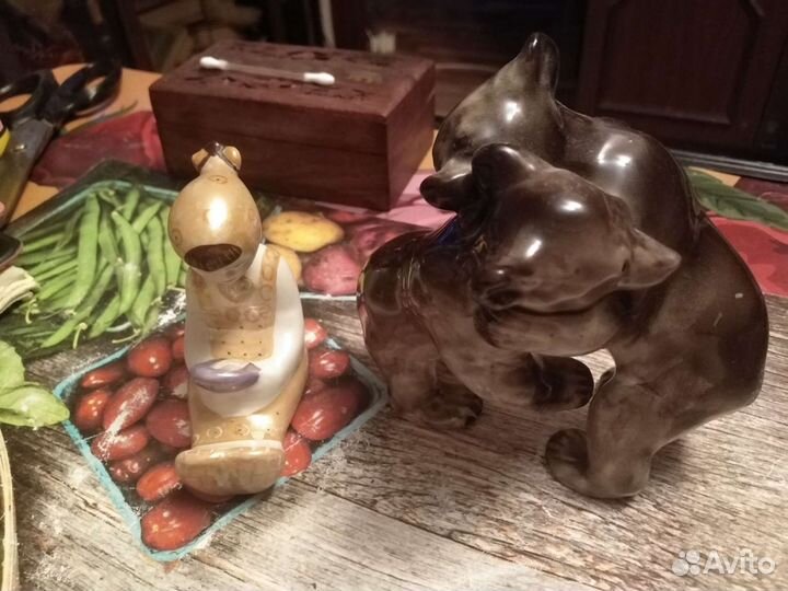 Фарфоровые статуэтки, вазочка