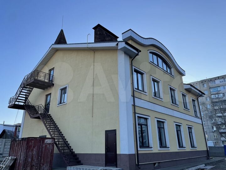 Новое трёхэтажное здание (тц, банк), 705.2 м²