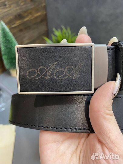 Ремень из кожи с гравировкой на пряжке