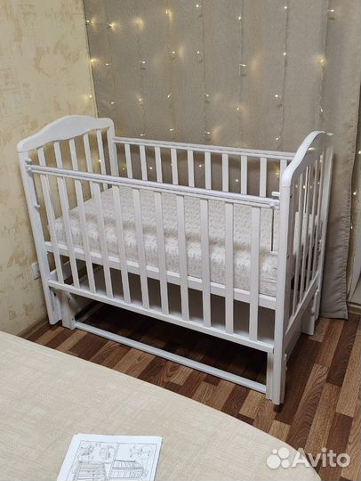 Детская кроватка с универсальным маятником