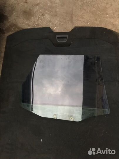 Стекло двери заднее левое Volvo V40