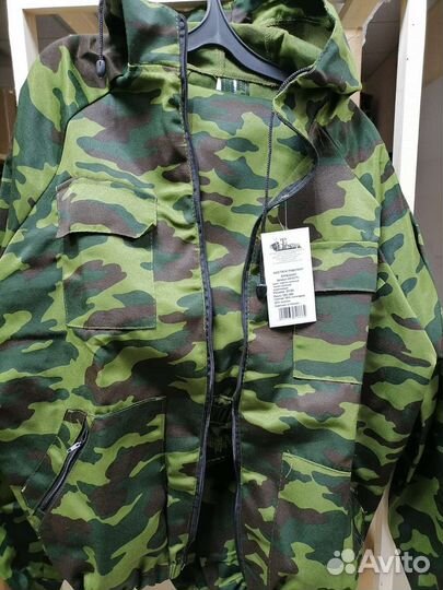 Костюм камуфляжный и футболка в подарок новый
