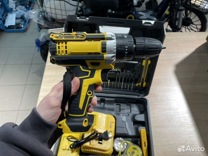 Набор инструментов с шуруповертом Dewalt