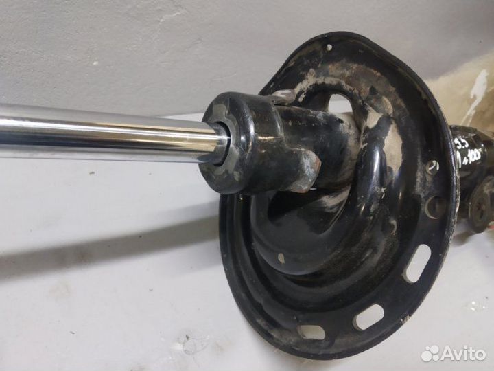 Амортизатор передний левый Toyota Camry V-50 3.5