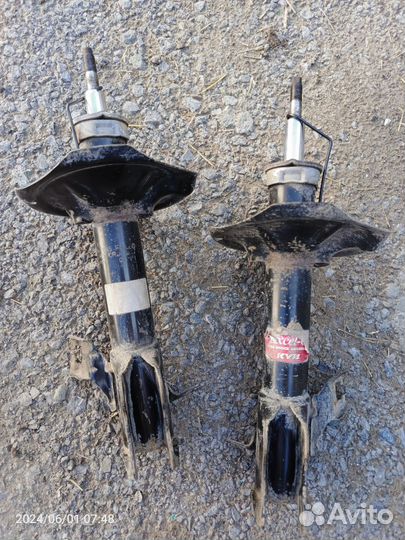 Стойки передние Ниссан Санни FB15