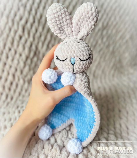 Вязаная игрушка зайка - комфортер
