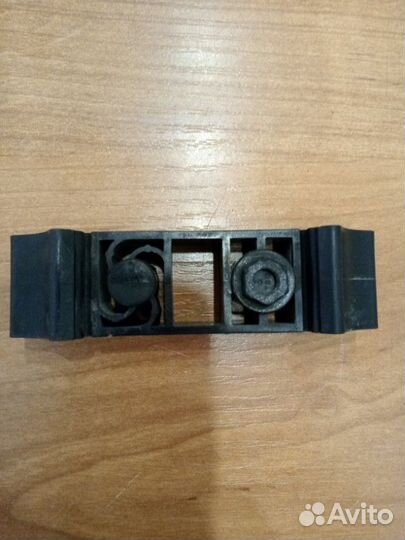 Крепление троса ручника (кронштейн) Volkswagen