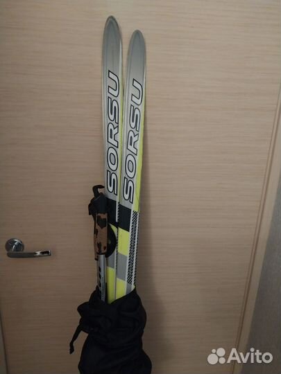 Лыжи с ботинками в чехле.Подростковые