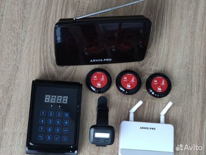 Кнопка вызова персонала и часы официанта