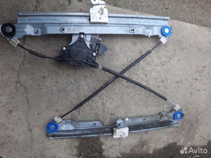 Стеклоподёмник перед.левый на infiniti QX56 Z62