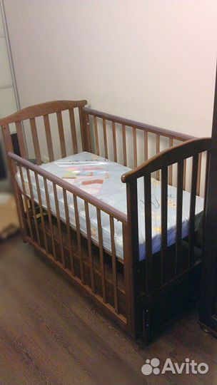 Детская кроватка с продольным маятником, матрасом