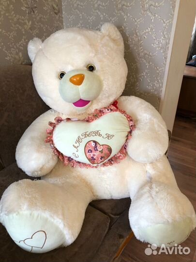 Большой плюшевый медведь