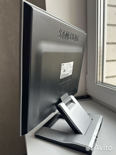 Рабочий монитор Samsung 15 дюймов 75 герц