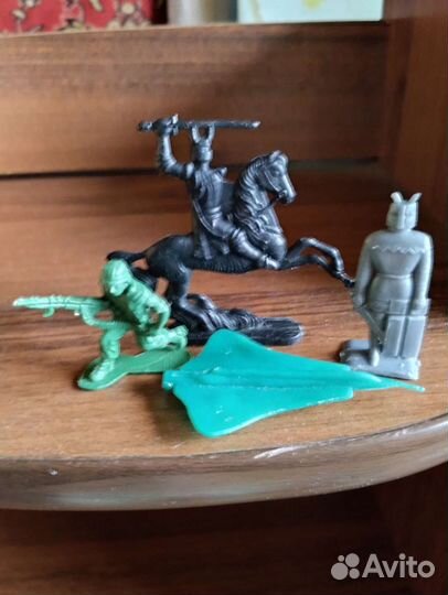 Модели солдатика, самолётика, викингов