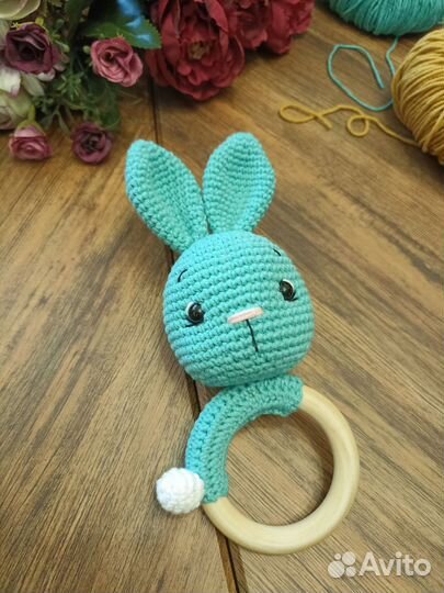 Вязаная игрушка. Погремушка-грызунок