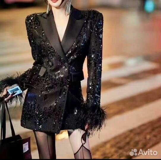 Пиджак с перьями и пайетками