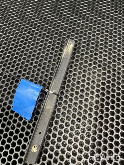 Уплотнитель капота короткий Nissan almera g15