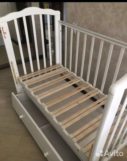 Детская кроватка с маятником