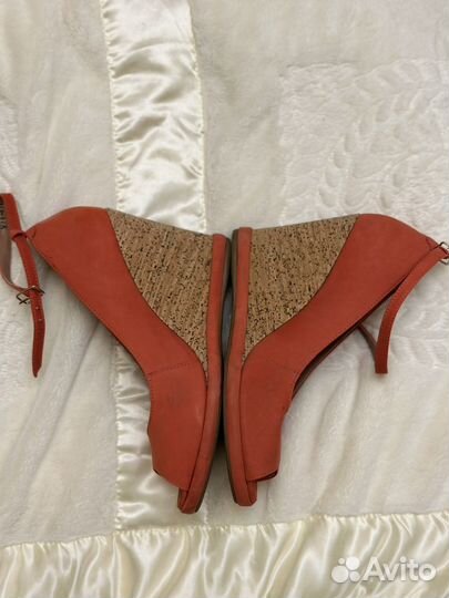 Босоножки на танкетке 38