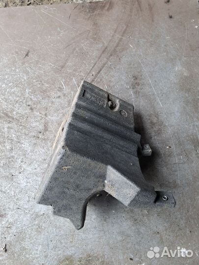 Уплотнитель передний левый BMW E60