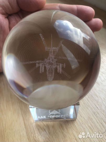 Подарочный вертолет в стеклянном шаре