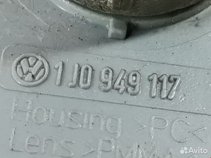 Повторитель передний левый Volkswagen Passat