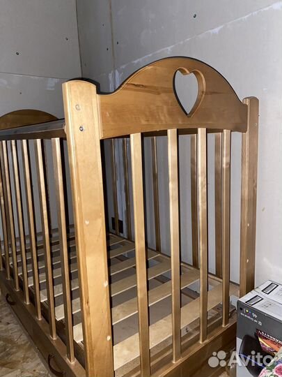 Детская кроватка с маятником и ящиком