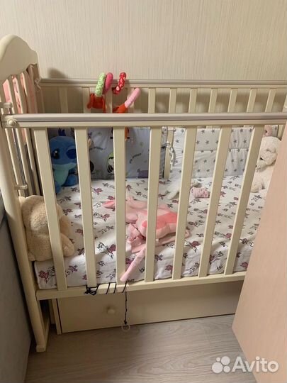 Детская кроватка с продольным маятником