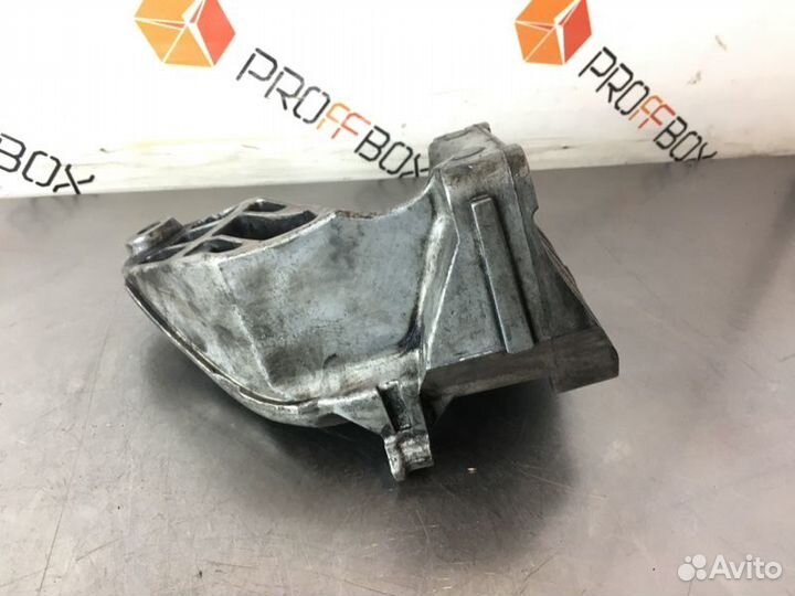 Кронштейн двигателя левый Mercedes C-Class W204