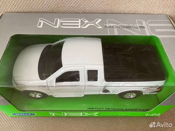 Модели Aston Martin V12 и 1999 Ford F-150, 1:24