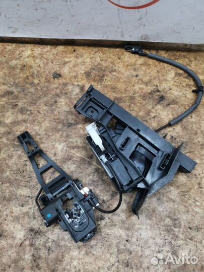 Замок двери задний левый Ford Focus 3 хетчбек 1.6