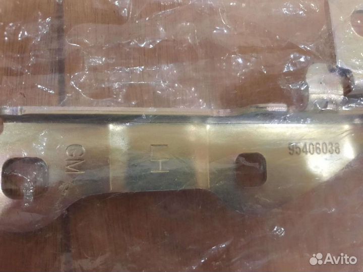 Новая петля капота Chevrolet Cruze левая оригинал