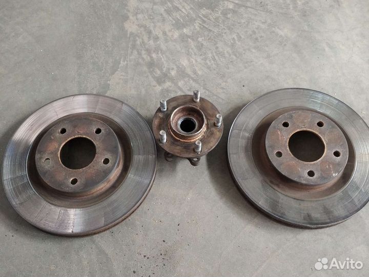Передняя ступица и тормозные диски Ниссан тиана