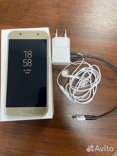 Телефон Samsung galaxy А3 2017