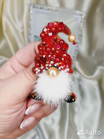 Брошь ручной работы из бисера новогодняя гном