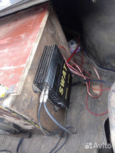 Сабвуфер и усилитель в автомобиль