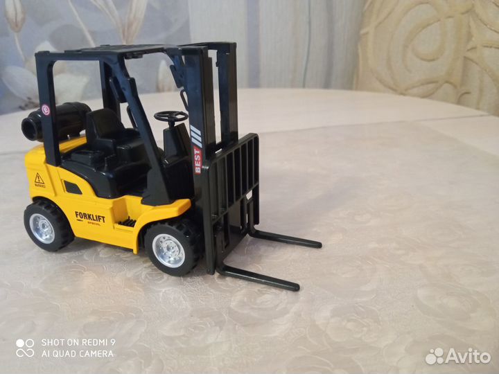 Вилочный погрузчик (игрушка)