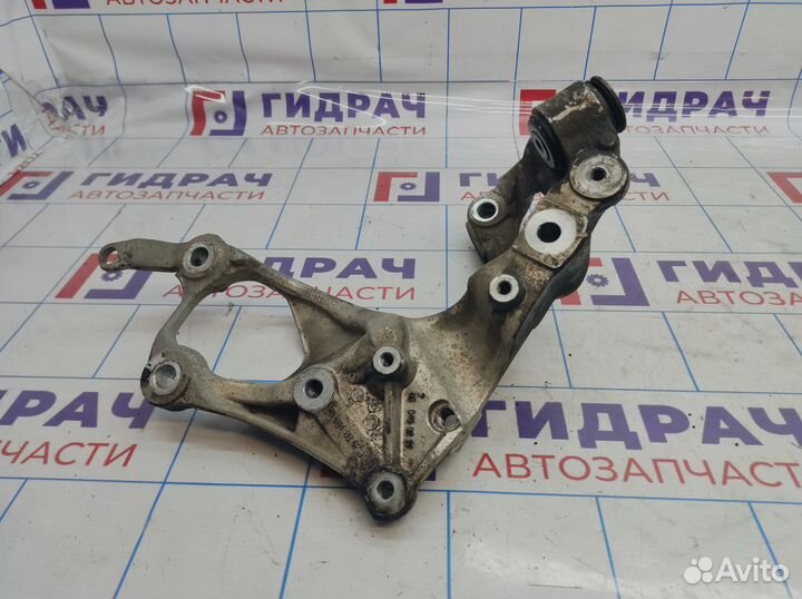 Кронштейн переднего рычага правый Honda Civic (5D)