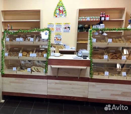 Витрина с прилавком из сосны с лотками