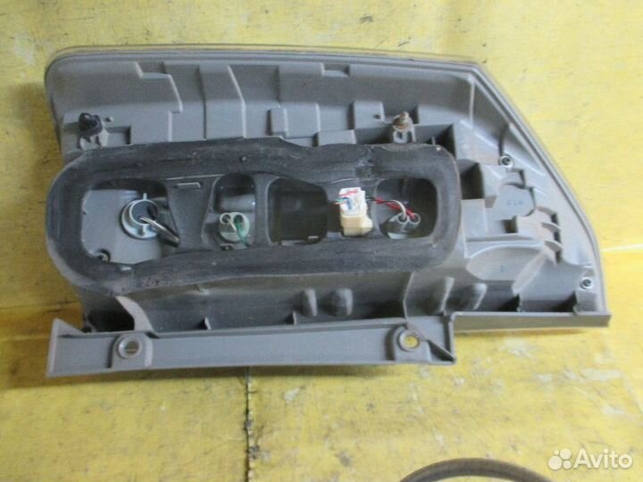 Фонарь правый Toyota Voxy ZRR70G