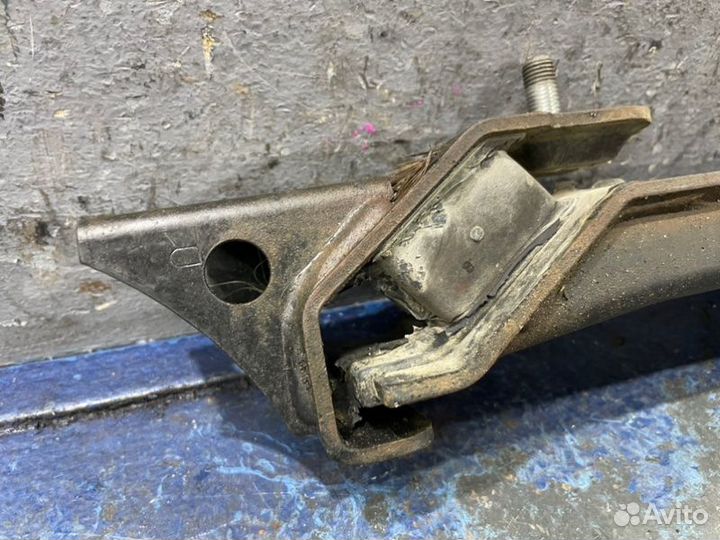 Подушка АКПП Mitsubishi Pajero 4 V90