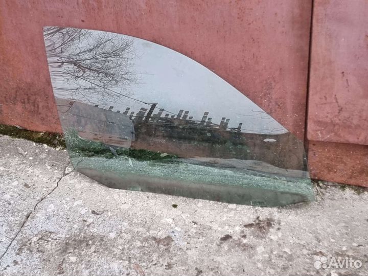 Стекло передней правой двери Гольф 4