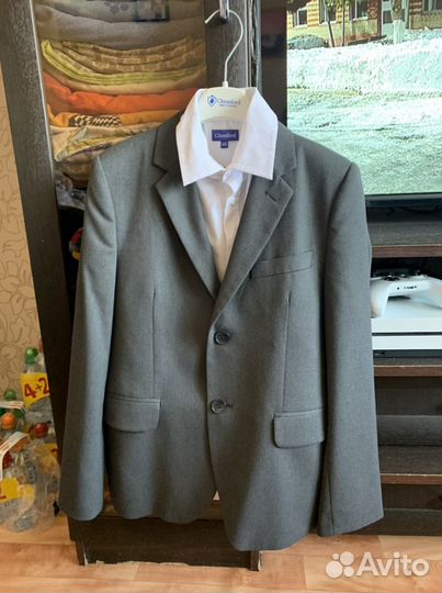 Продаю школьный костюм размер 140