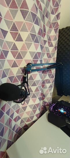 Студийный конденсаторный микрофон