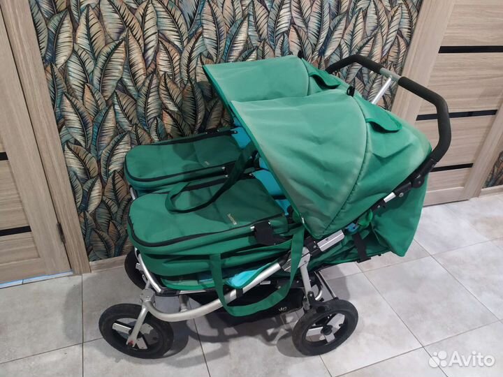 Коляска для двойни bumbleride