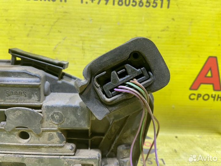 Замок двери задний правый Volkswagen Polo седан