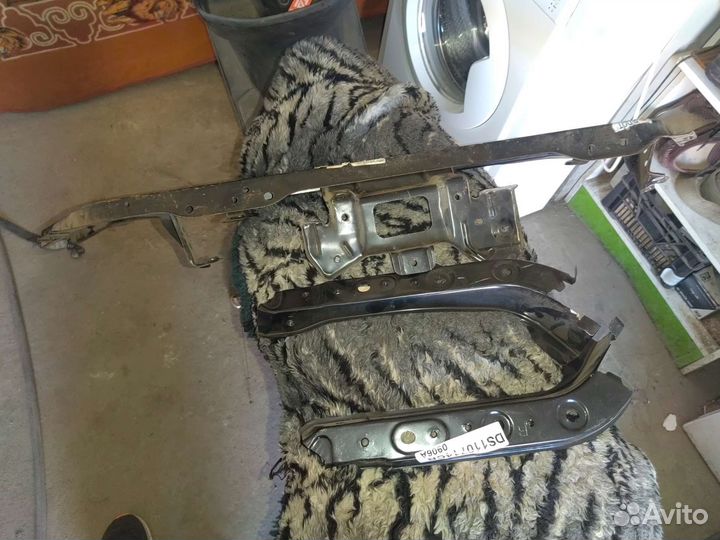 Верхняя часть телевизора Нисса Тиида 2006