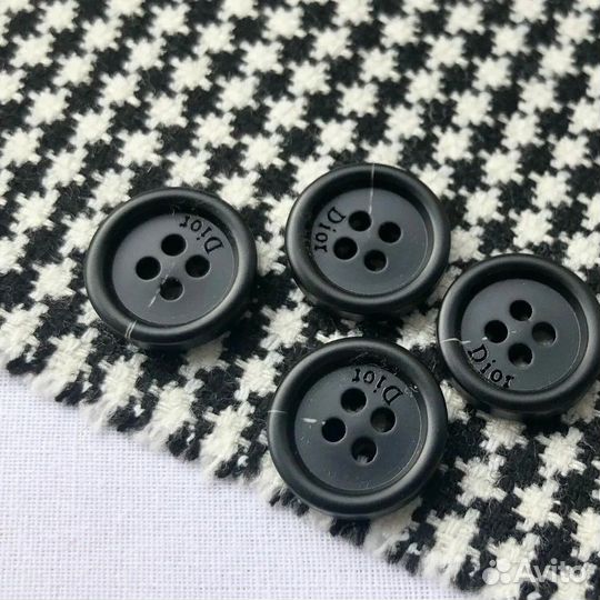 Пуговица dior