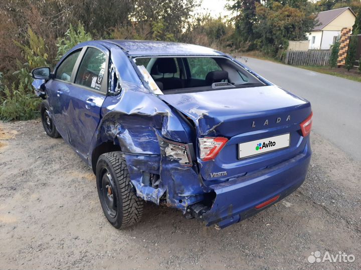 LADA Vesta 1.6 CVT, 2021, битый, 30 813 км
