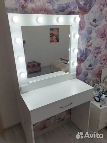 Макияжный белый стол с зеркалом